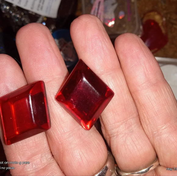 Vintage Red Glass flat backed stud earrings - Picture 6 of 7